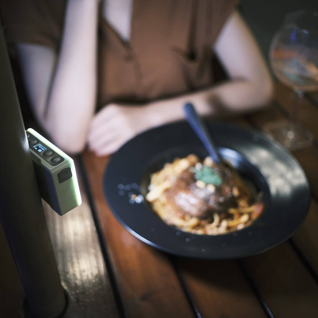 iwata M1 Pro built-in magnets